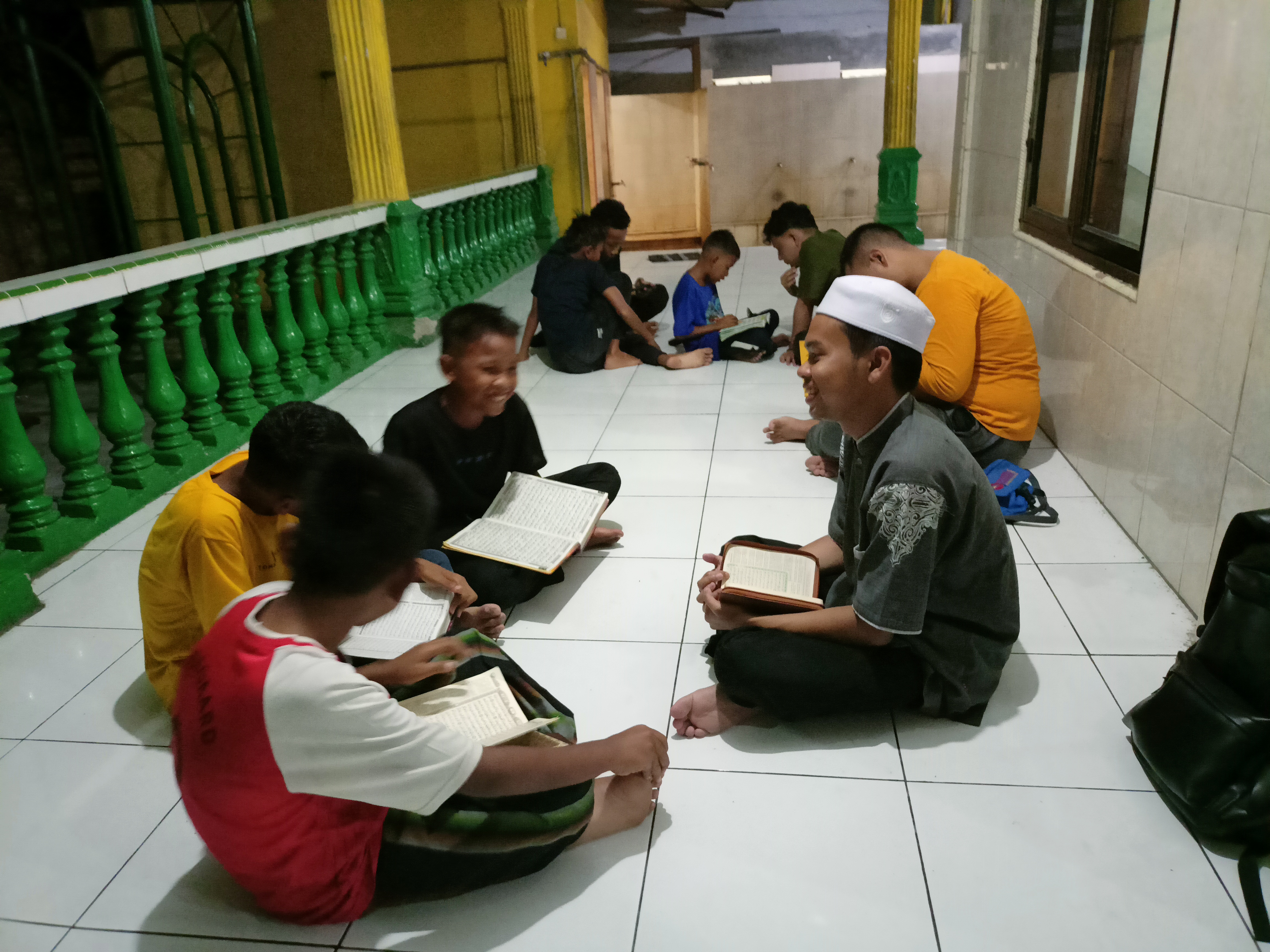 Kegiatan Mengaji Bareng oleh Mahasiswa KKN Universitas Negeri Medan 2025 bersama para anak-anak di Masjid Taqwa 